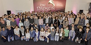Die Mitwirkenden des Musicals "Die Päpstin" beim Kennenlernabend (Gruppenfoto)