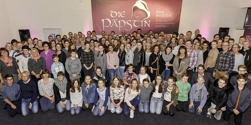 Die Mitwirkenden des Musicals "Die Päpstin" beim Kennenlernabend (Gruppenfoto)