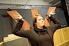Bild: Passt. Katha Domke probiert’s aus.