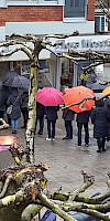 Mit Regenschirm: Trotz Regens standen die ersten Ticketkäufer noch vor Öffnung der Flora auf dem Vorplatz. | © Musical Fabrik