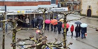 Mit Regenschirm: Trotz Regens standen die ersten Ticketkäufer noch vor Öffnung der Flora auf dem Vorplatz. | © Musical Fabrik
